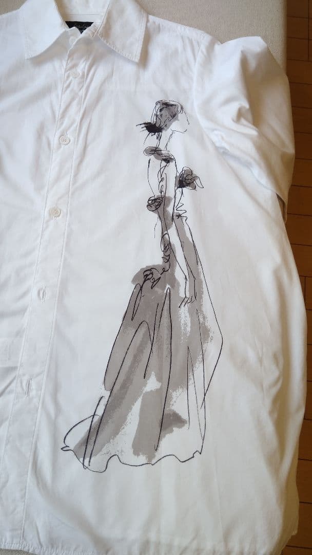 Yohji-yamamotoのイラスト付きホワイト半袖シャツ