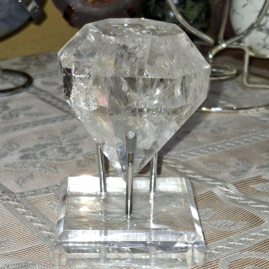 天然石✨️水晶　ダイヤモンド型✨️虹キラキラ　台座付き