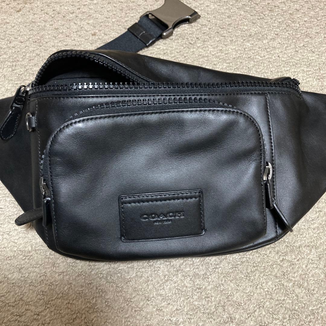 ①COACH ブラック ボディバッグ②TAKEO KIKUCHI ウエストポーチ