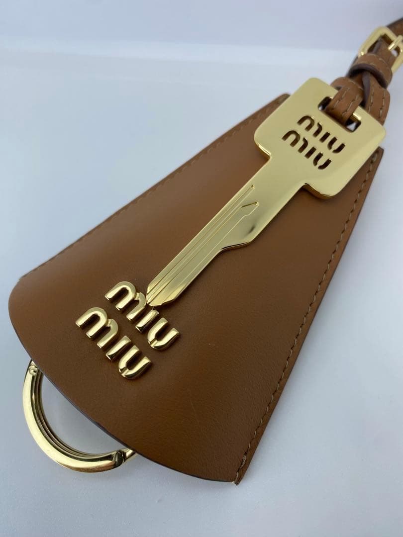 【新品】miu miu ミュウミュウ レザー キーホルダー ロゴ 正規品