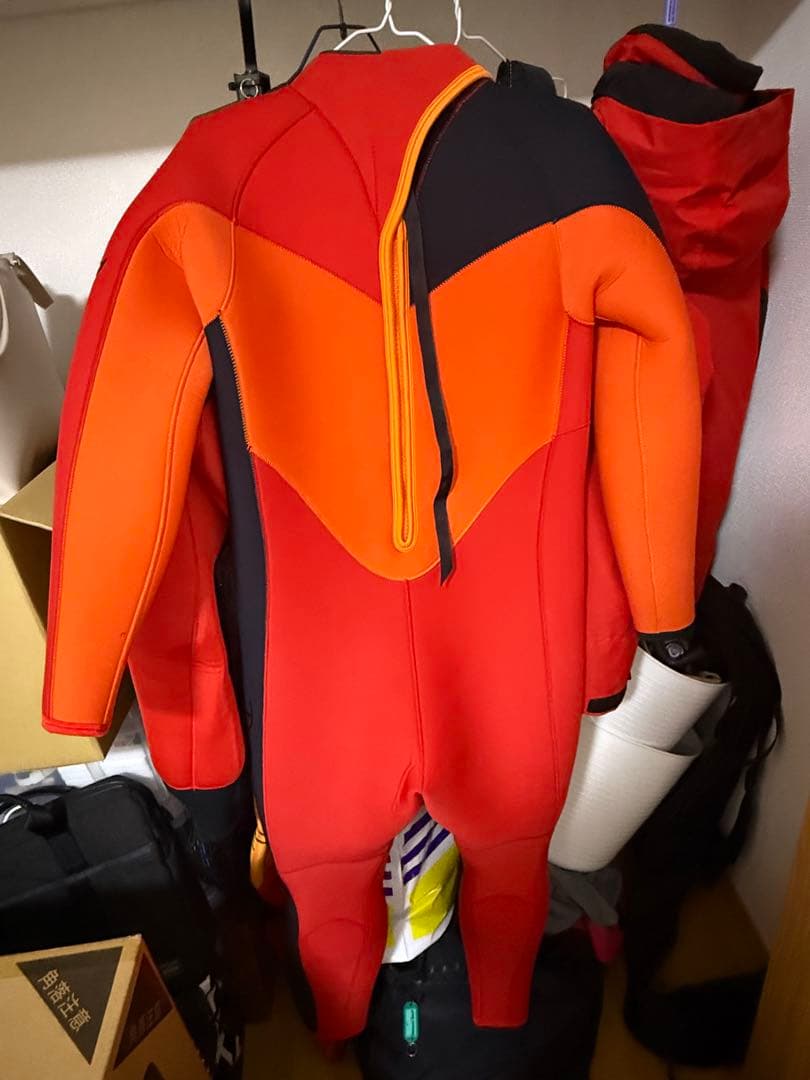 オレンジと黒のフルスーツ