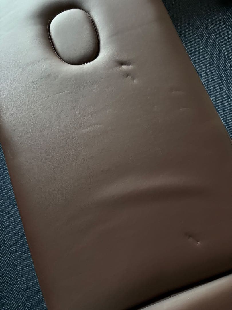 折りたたみ式のマッサージテーブル