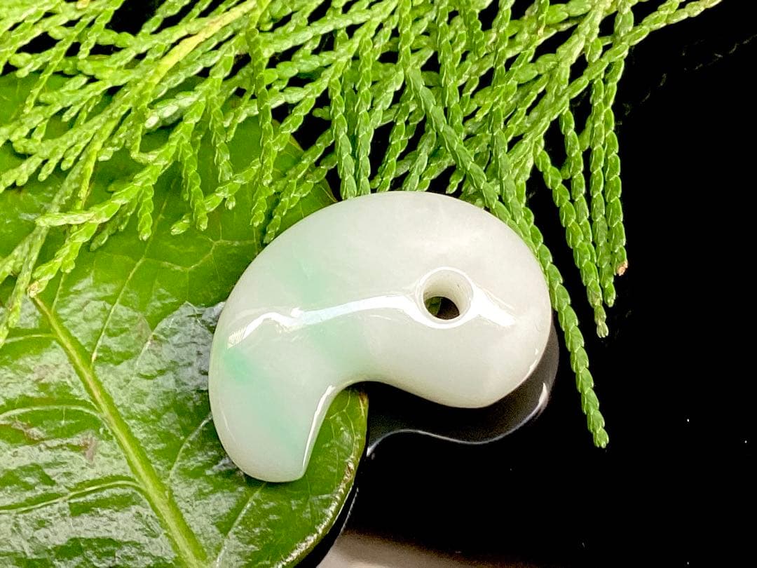 ✳premiumシリーズ幸運導く勾玉 高品質翡翠 再結晶線入り糸魚川翡翠　鑑別書