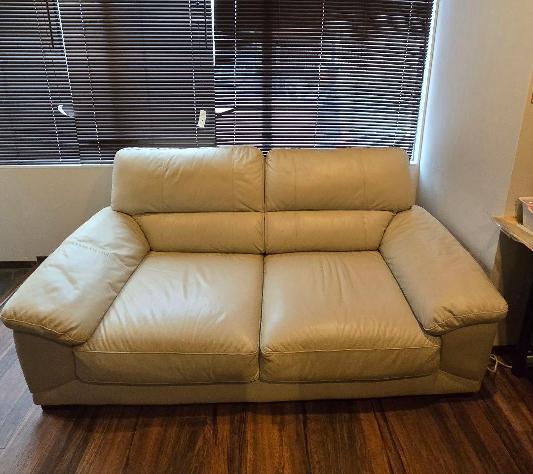 クリーム色 レザー 3人掛けソファ