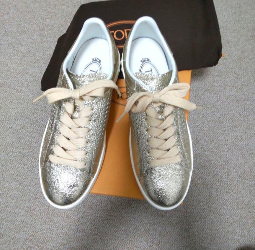 TOD'Sスニーカー　1回のみ使用　プラチナ　23cm