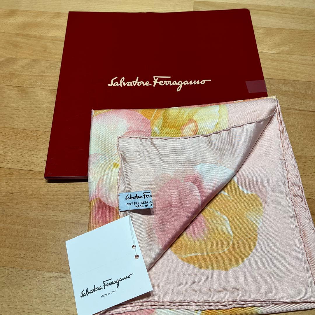 Salvatore Ferragamo 花柄 シルクスカーフ