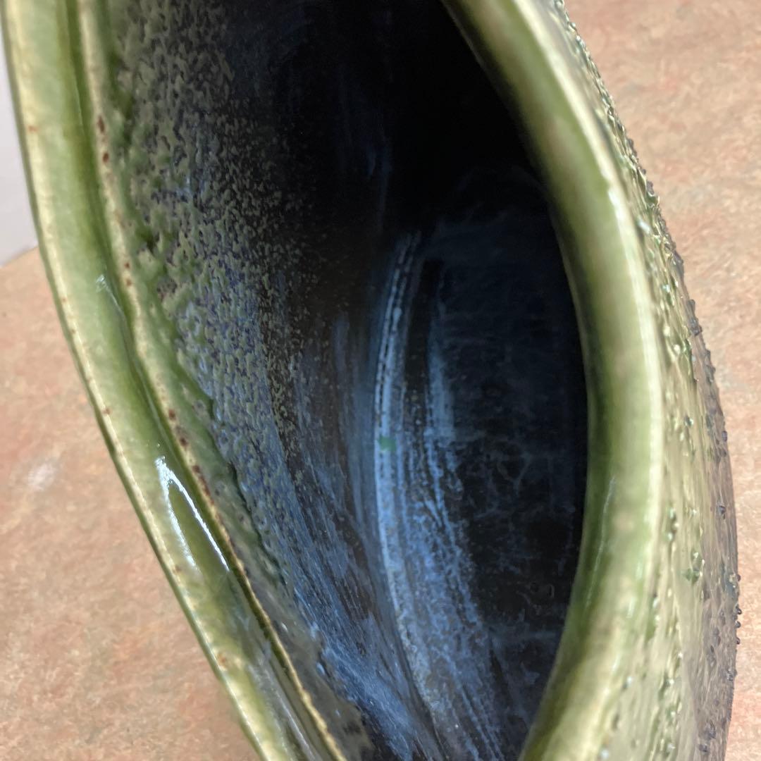 信楽焼手造り花器黒ビードロ波目