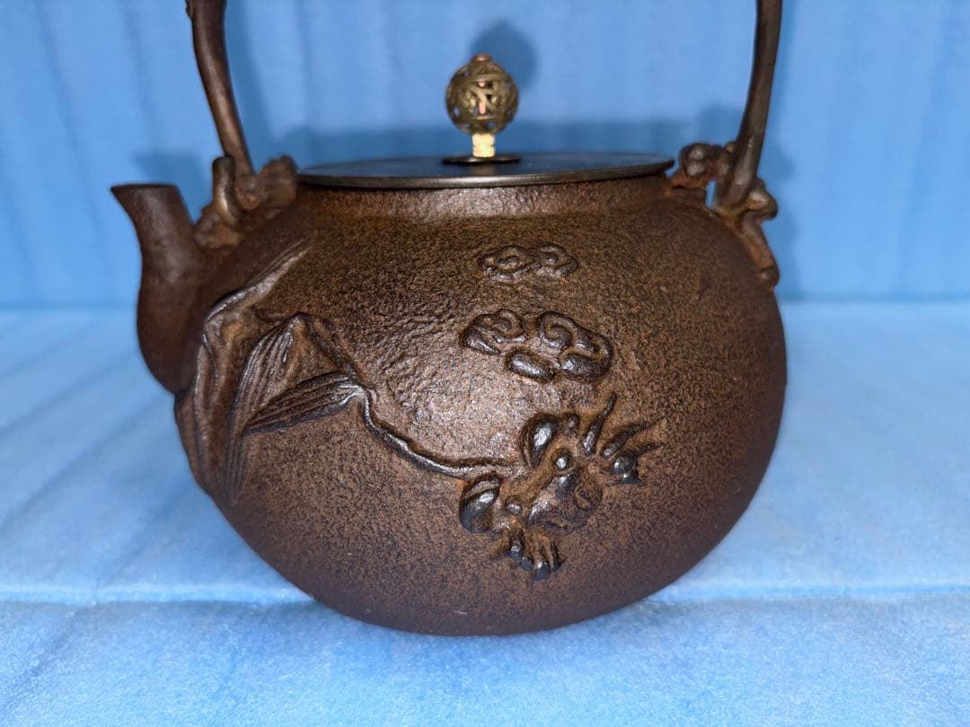 ◆『亀文堂 日本梅泉 花透かし摘銅蓋 象嵌時代鉄瓶』