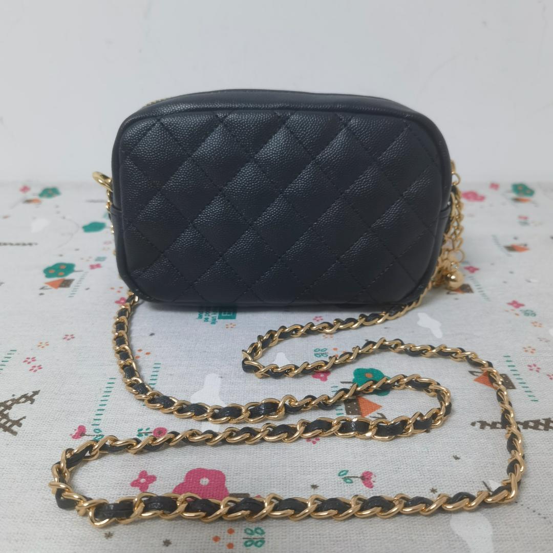 ブラック キルティング ショルダーバッグ チャーム