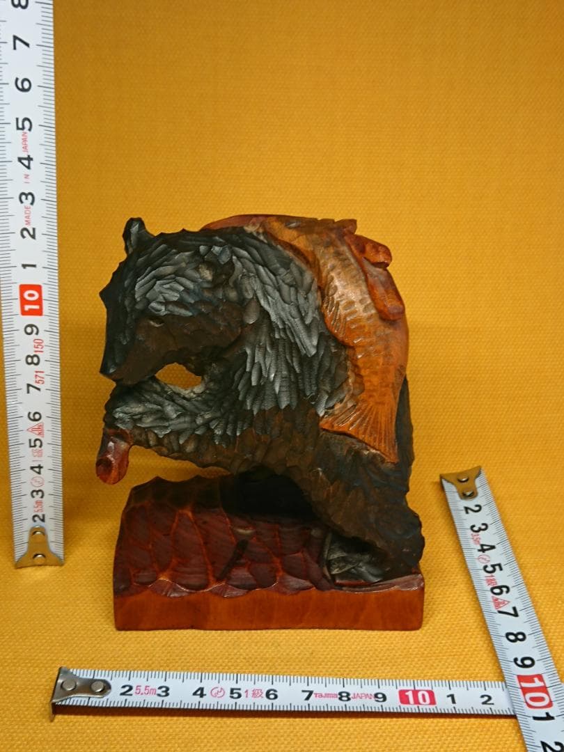 【美品】クマ　熊　木彫り　鮭背負い　置物　インテリア　工芸品　美術品　A3374