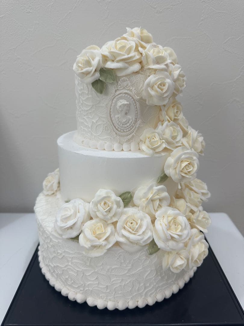ホワイトローズの3段ケーキ型置物