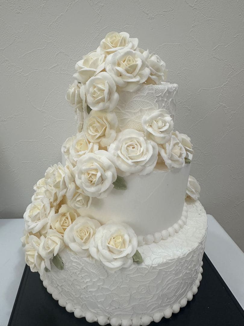 ホワイトローズの3段ケーキ型置物