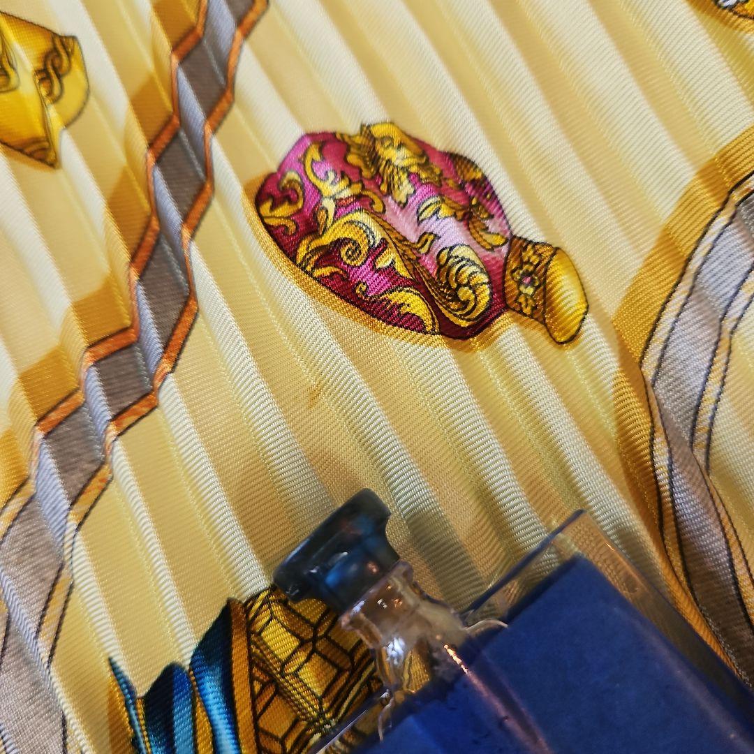 HERMÈS 香水瓶デザイン プリーツスカーフ