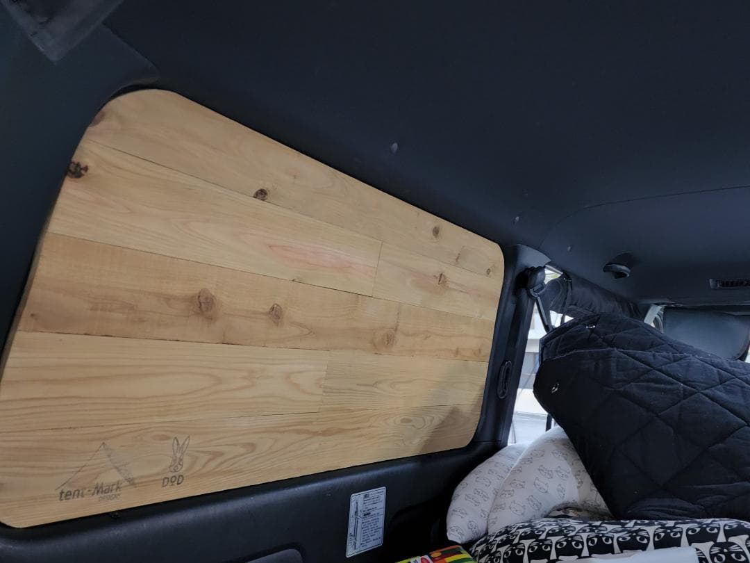 ハイエース　天然木目のウインドウパネル　車中泊　バンライフ　VANLIFE