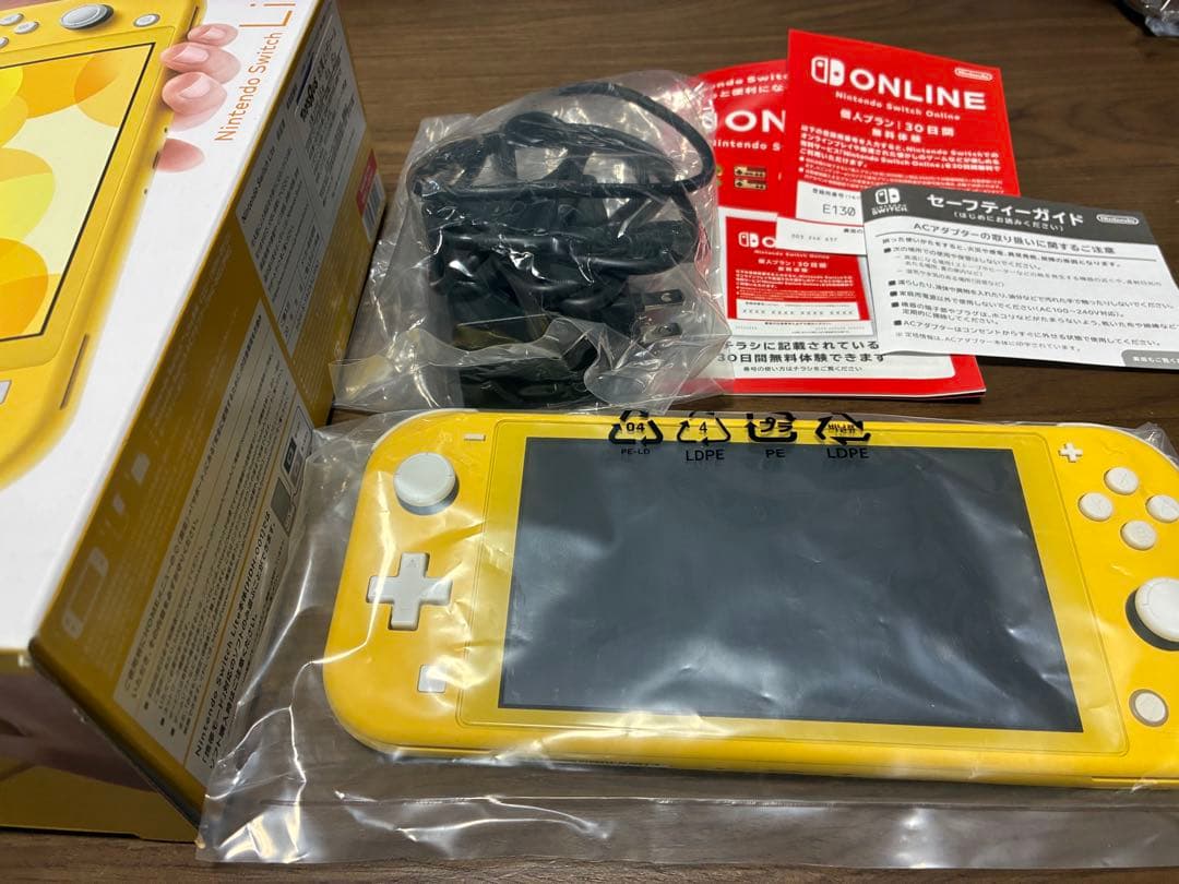 Nintendo Switch Lite イエロー　25年9月購入　極美品