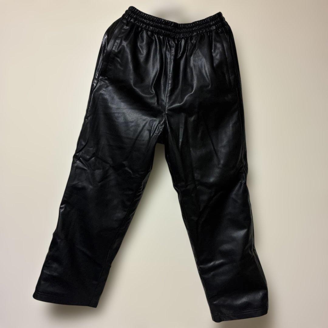adidas レザーブラック パフォーマンスパンツ