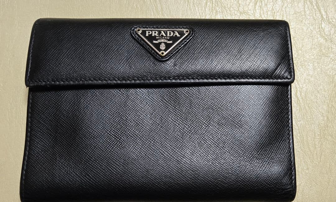 【ゆっぴー】PRADA サフィアーノレザー 二つ折り財布 ブラック