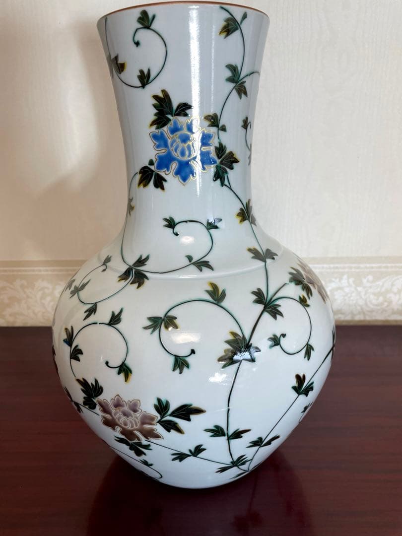 吉田美統　九谷焼(錦山窯) 色絵蝶花唐草文花瓶