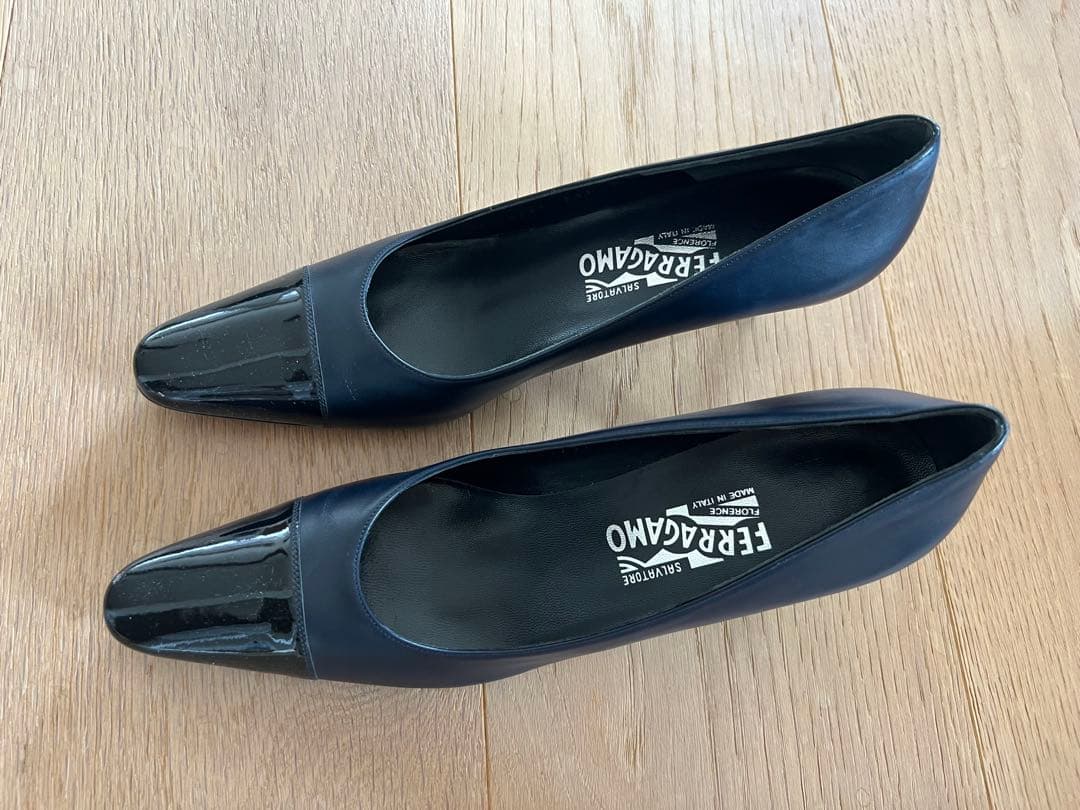 新品未使用Ferragamo 9フェラガモ濃紺 25〜25.5 ヒール5㎝
