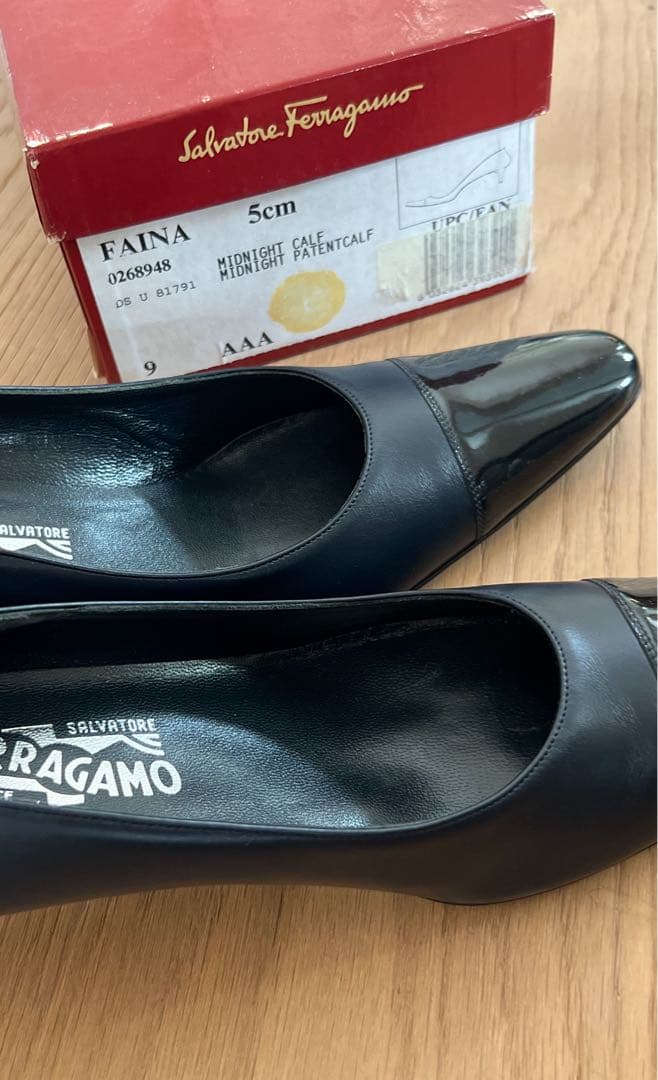 新品未使用Ferragamo 9フェラガモ濃紺 25〜25.5 ヒール5㎝