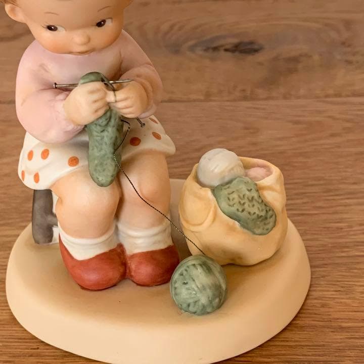 マーベルルーシーアトウェル　陶器人形　編み物をする女の子　表情が可愛いすぎる