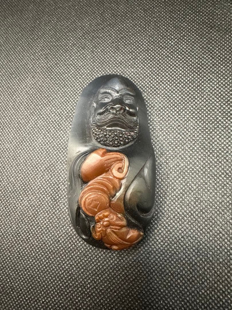 天然の黒い瑪瑙石 達磨　金銭　貔 のお守り　置き物　142g