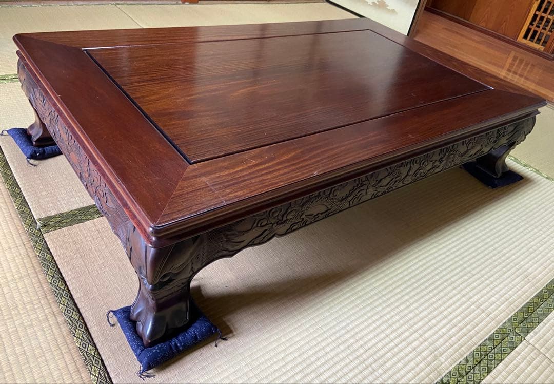 四周側と脚に彫装飾付きテーブル