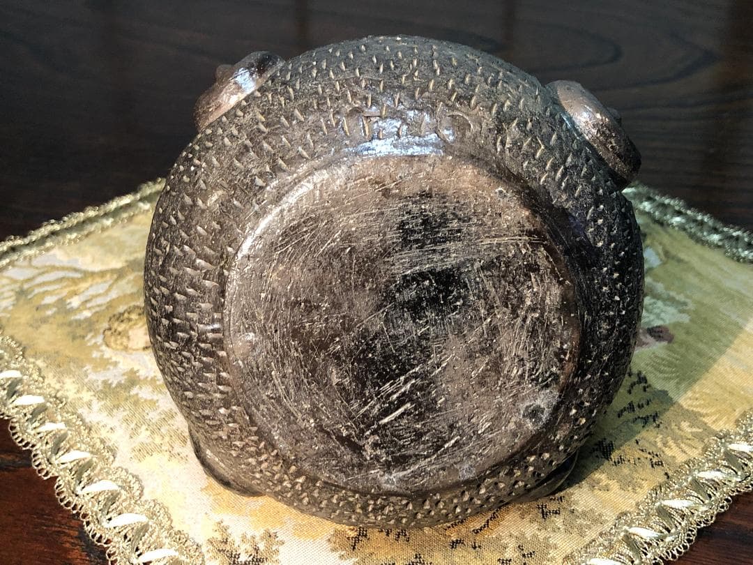 【 鐙形浮出文様注口壺 】　ペルー　チャビン土器