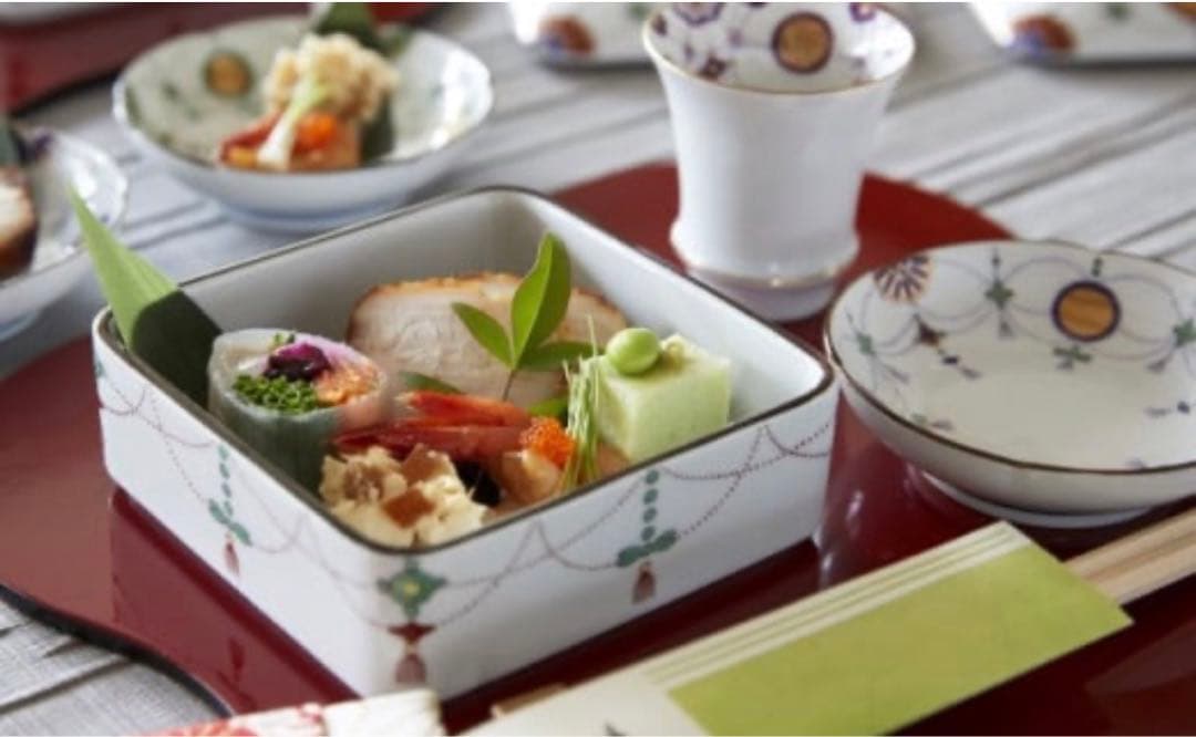 Jerry其泉窯 角二段重 錦日輪赤玉瓔珞文 小皿 錦日輪赤玉瓔珞文