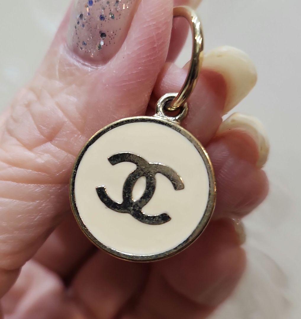 CHANEL ロゴ入りフープピアス ホワイト/ゴールド