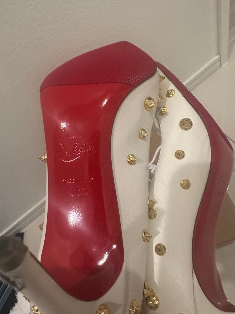 Christian Louboutin ホワイトスタッズハイヒール