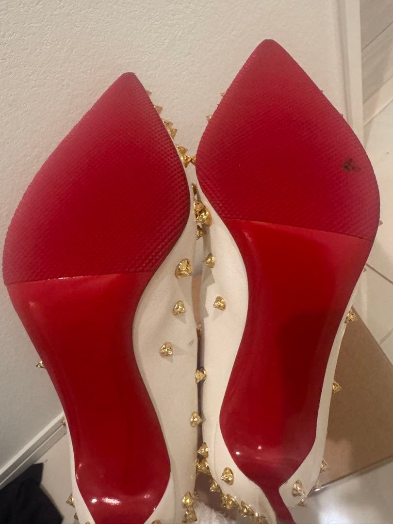 Christian Louboutin ホワイトスタッズハイヒール