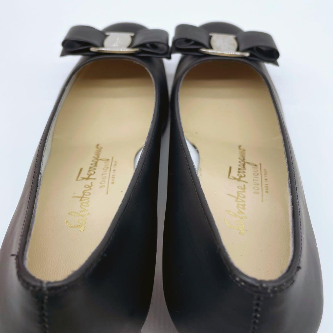 コスモス‼︎ Salvatore Ferragamo マットブラック