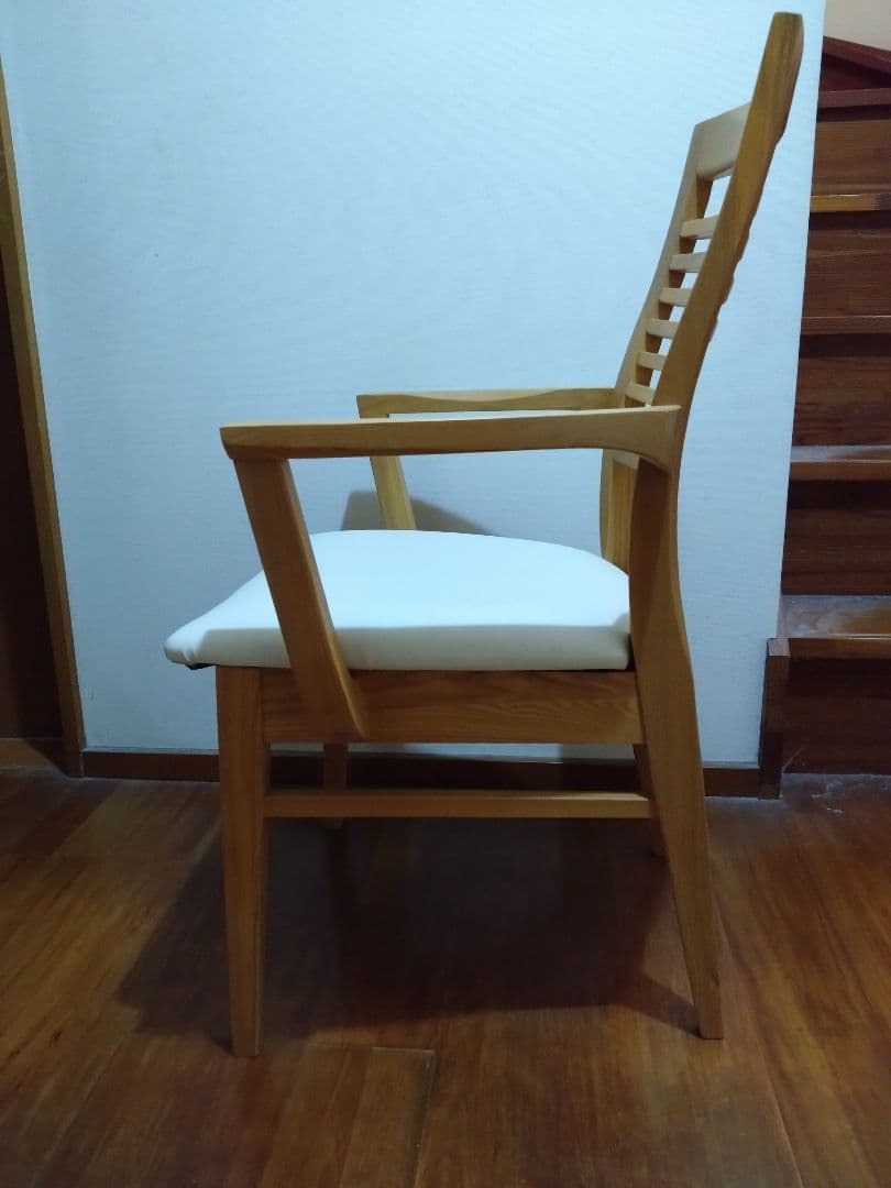 ニトリのひじ付きダイニングチェア未使用品