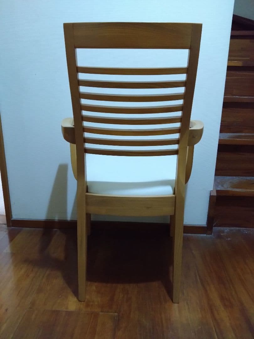 ニトリのひじ付きダイニングチェア未使用品