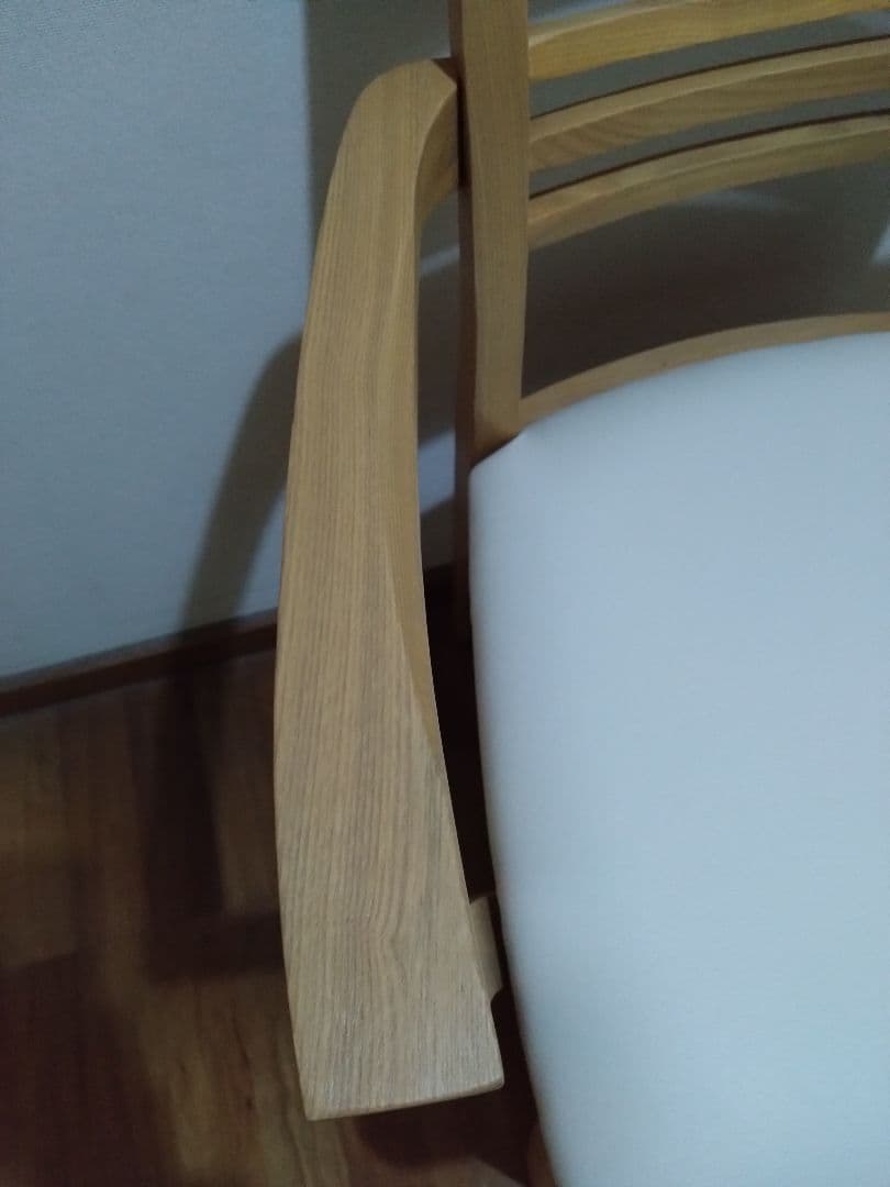 ニトリのひじ付きダイニングチェア未使用品