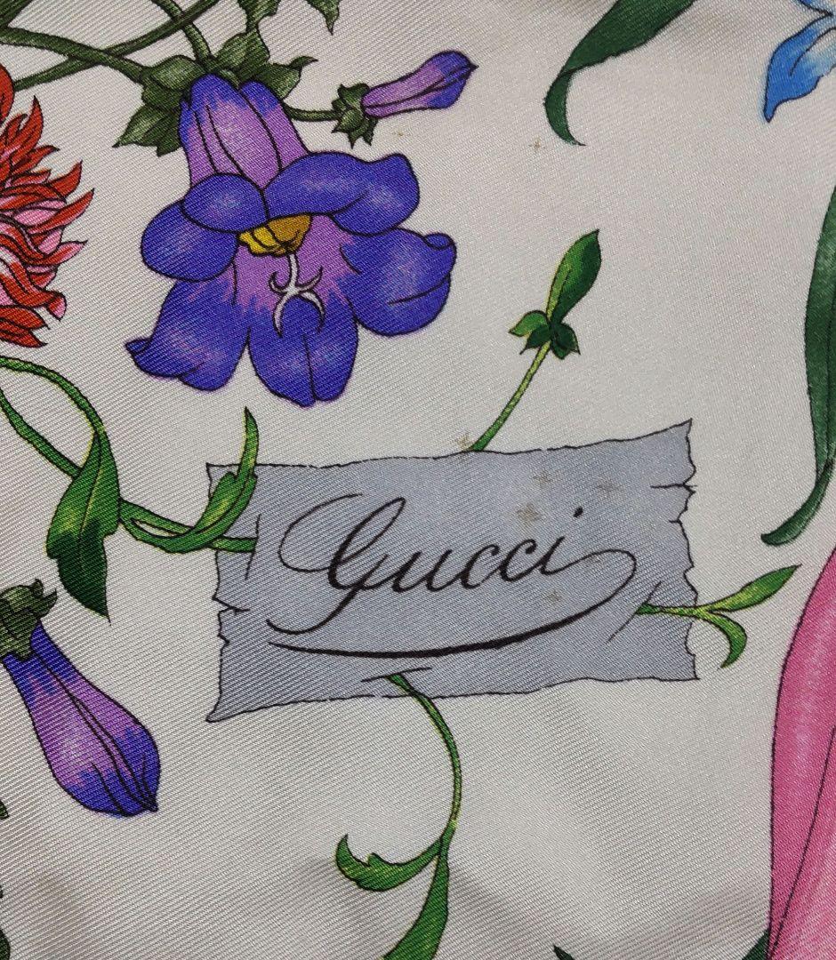 GUCCIの華やかな花柄スカーフ　ビンテージ 　シルク100%　 Italy製