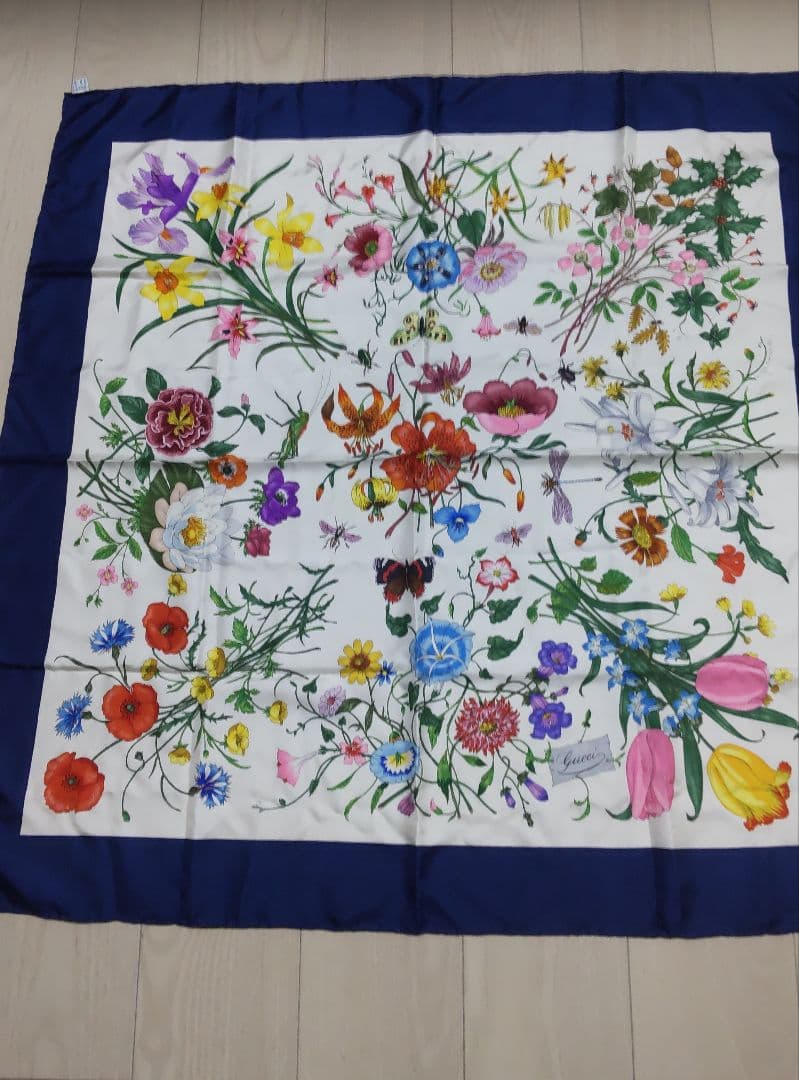 GUCCIの華やかな花柄スカーフ　ビンテージ 　シルク100%　 Italy製