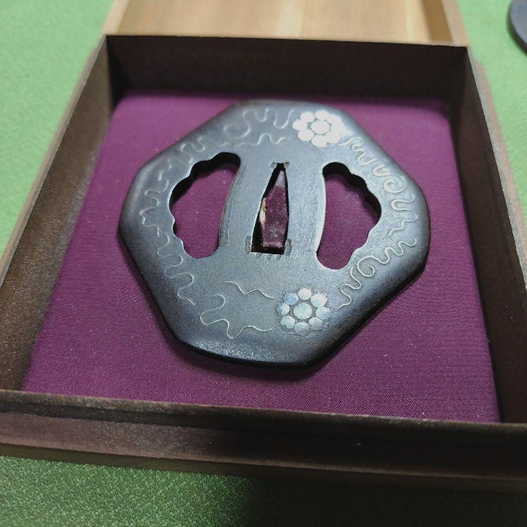 ◆鍔／肥後九曜唐草図鐔／八角形鉄地象嵌／江戸時代後期／刀装小道具