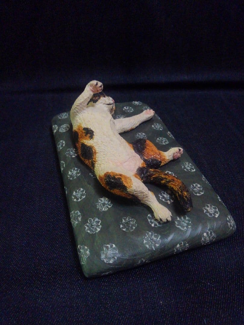 木彫りの三毛猫の置物