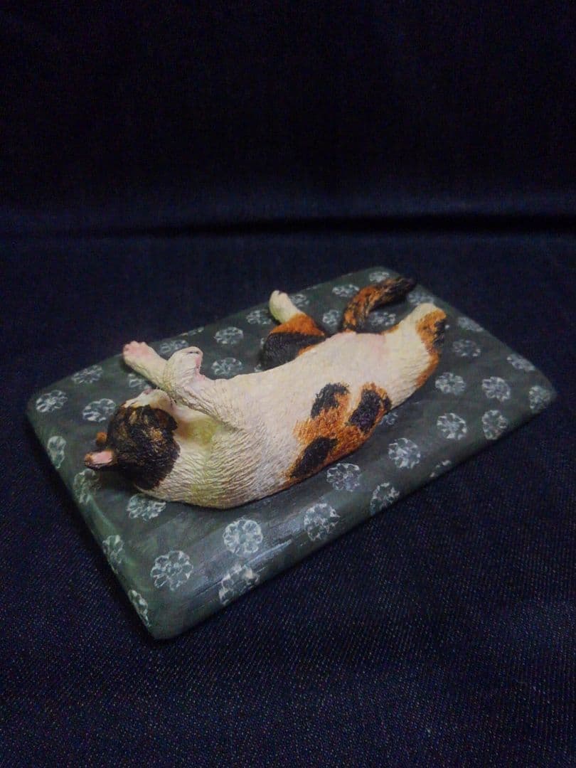 木彫りの三毛猫の置物
