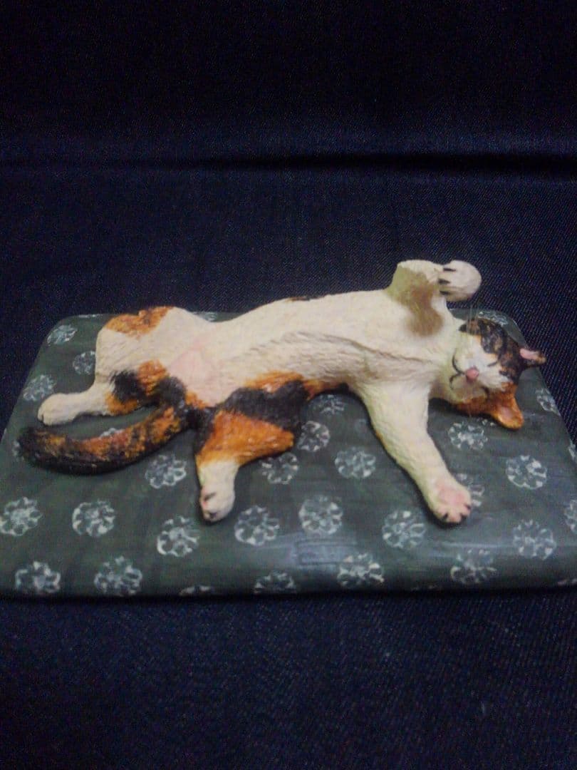 木彫りの三毛猫の置物