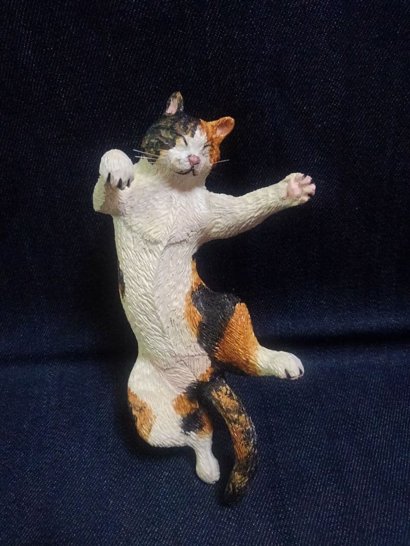 木彫りの三毛猫の置物