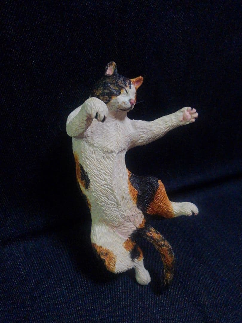 木彫りの三毛猫の置物