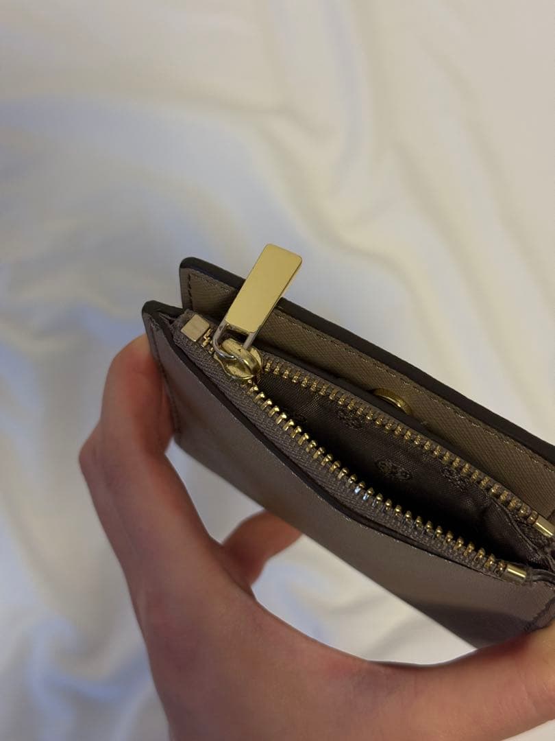 トリーバーチ　tory burch ベージュ　二つ折り財布