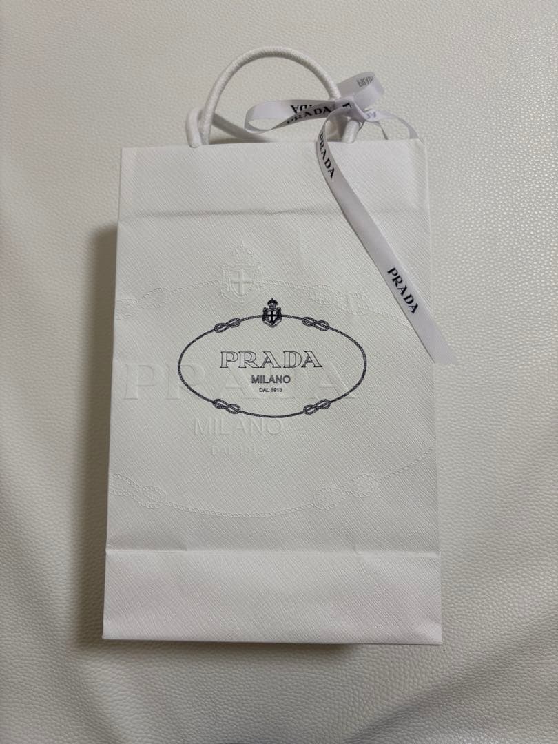 新品未使用　PRADA サフィアーノトライアングル財布　箱　紙袋付き