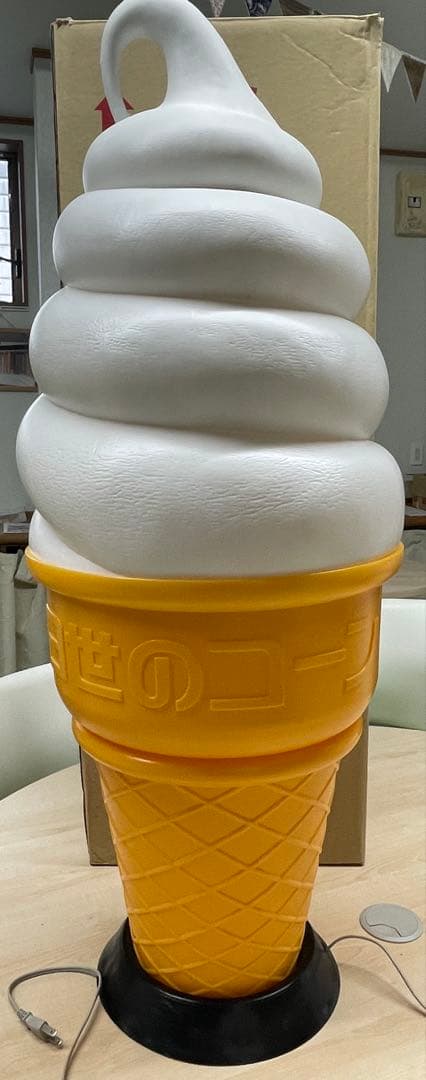 ち*ん様 アイスクリーム型フロアスタンドライト(日世のコーン)