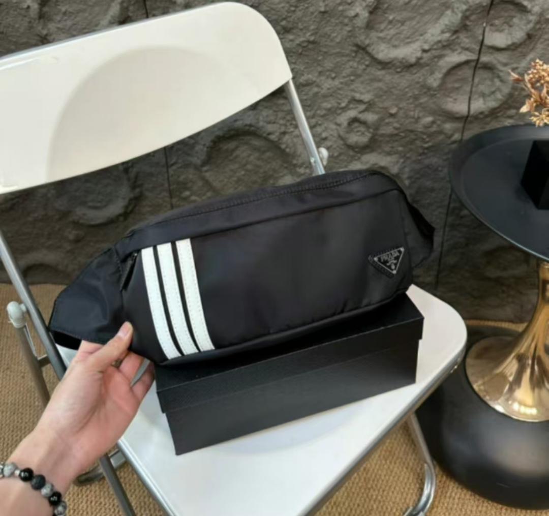 PRADAブラック-ボディバッグ-ストライプ