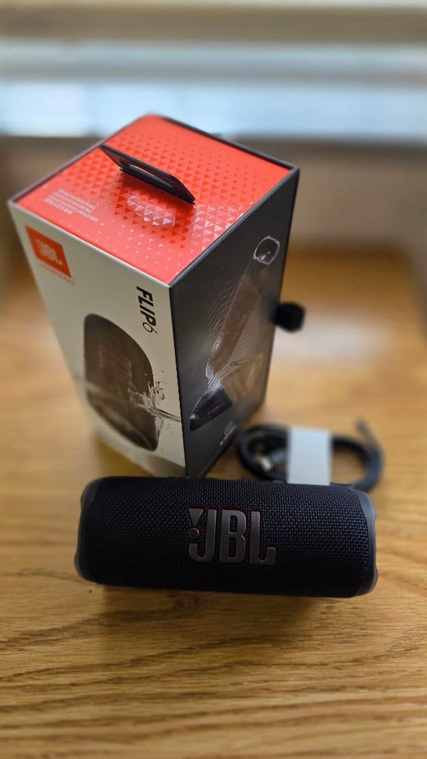 JBL Flip 6スマートスピーカー 本体とUSBケーブル