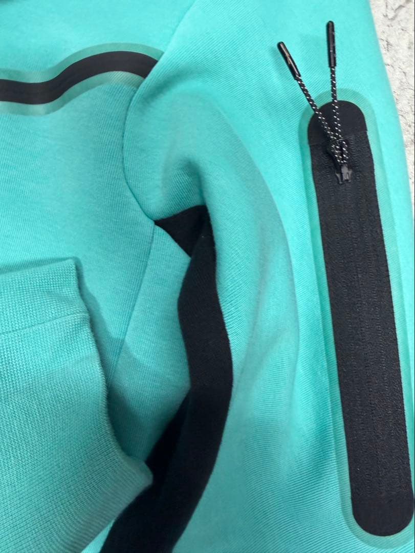 NIKEテックフリース　上下セットアップS セントラルシー着用